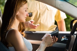 Missachtet ein Fahranfänger die 0,0-Promille-Grenze, kann es nach einer Verkehrskontrolle richtig teuer werden.