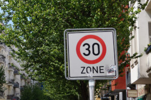 Was kann passieren, wenn Sie 13 km/h zu schnell in der Zone 30 unterwegs waren?