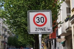 14 km/h zu schnell innerorts: In Tempo-30-Zone höhere Bußgelder möglich?