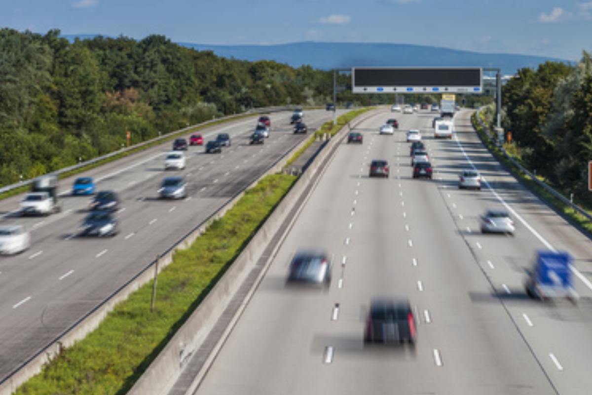 15 km/h außerorts: Sind Sie zu schnell auf der Autobahn unterwegs, müssen Sie mit einem Verwarngeld rechnen.