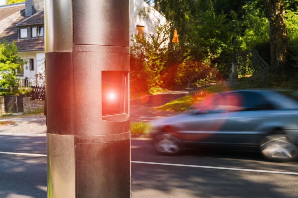 Sie waren 24 km/h zu schnell?Außerhalb geschlossener Ortschaft und innerorts gelten verschiedene Sanktionen.