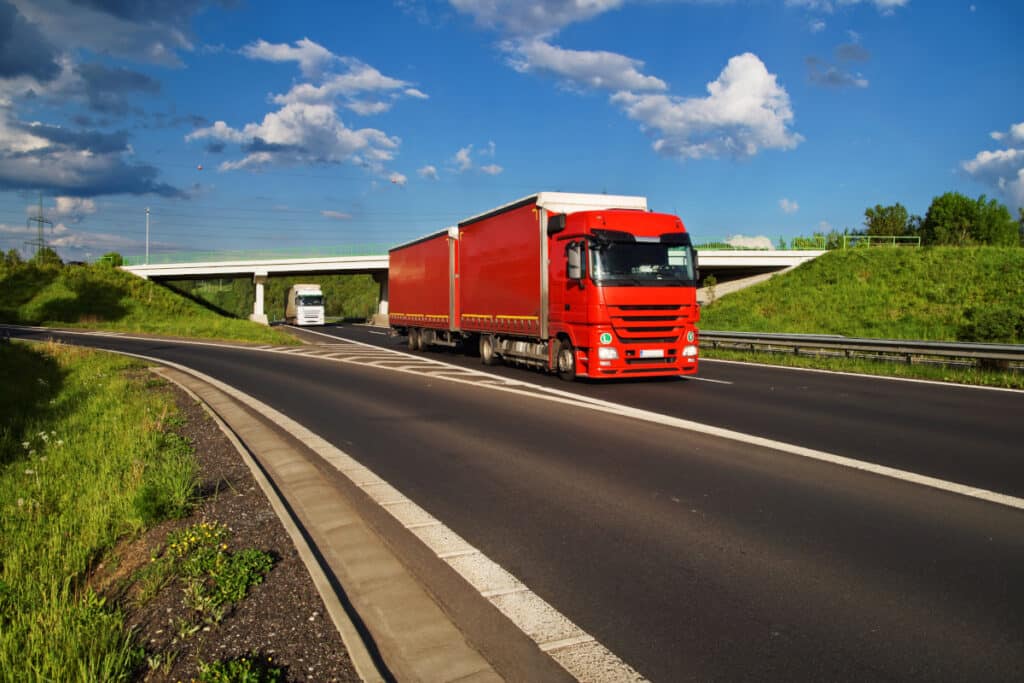 Waren Sie im Lkw 27 km/h zu schnell außerorts? Ein einmonatiges Fahrverbot kann die Folge sein.