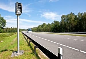 28 km/h auf der Autobahn zu schnell zu sein, kann unterschiedliche Sanktionen bedeuten.