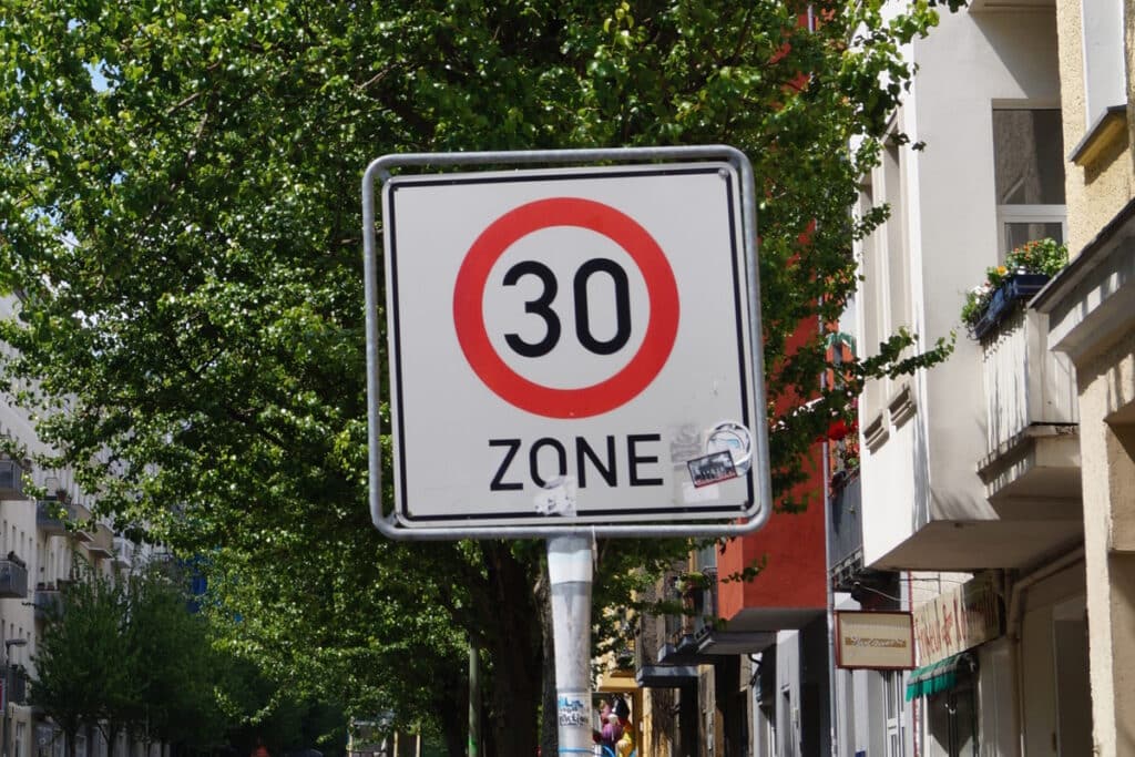 Mit 30 km/h zu schnell in der 30er-Zone: Was besagt der Bußgeldkatalog?