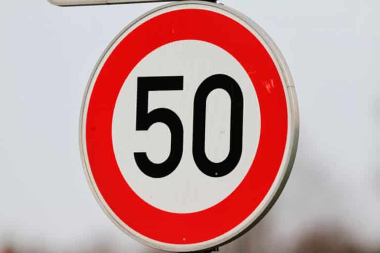 31-km-h-zu-schnell-innerorts-und-au-erorts-bu-geld-etc
