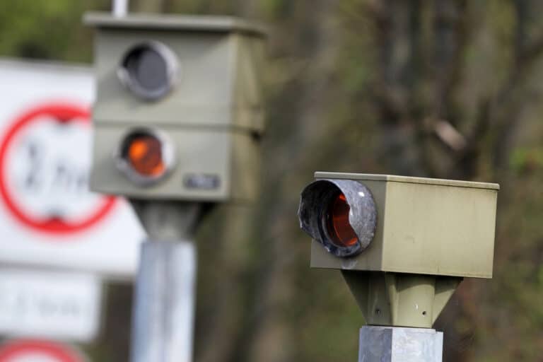 42 km/h zu schnell Was droht innerorts und außerorts? 42 km/h zu schnell Was droht innerorts und außerorts?