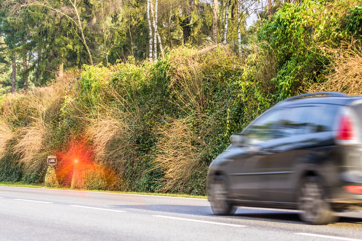 Mit 42 km/h außerorts geblitzt: Üblicherweise günstiger als ein entsprechender Tempoverstoß innerorts.