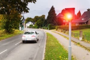 Geblitzt mit 5 km/h zu schnell innerorts: Punkte und Fahrverbote sieht der Gesetzgeber nicht vor.