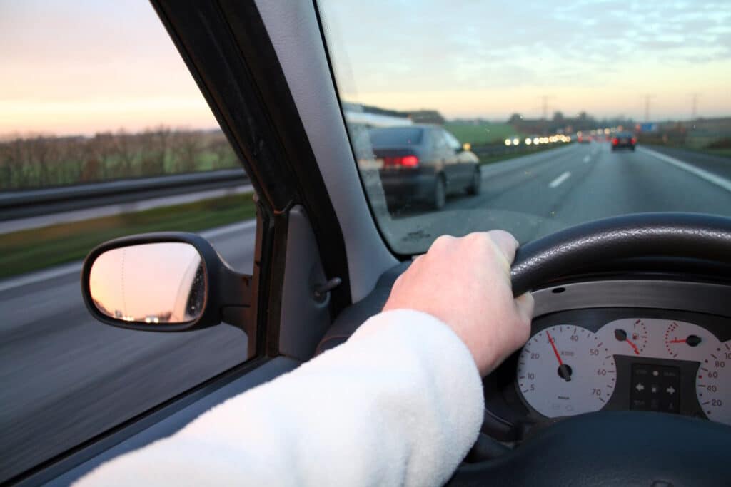 5 km/h zu schnell Was droht innerorts und außerorts? 5 km/h zu schnell Was droht innerorts und außerorts?