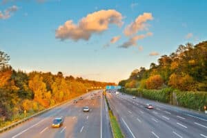 51 km/h zu schnell auf der Autobahn kann unterschiedliche Folgen haben.