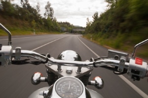 Sie wollen ein Motorrad fahren? Der A2-Führerschein ermöglicht dies. 