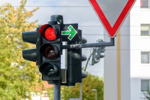 Sie können bei Rot nach rechts abbiegen, wenn ein grüner Pfeil ausgeschildert ist