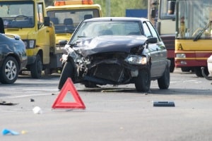 Absicherung einer Unfallstelle: Warnblinker, -dreieck und –weste sind Pflicht!