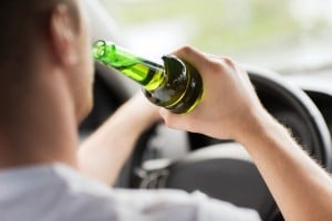 Fahrer trinkt Alkohol am Steuer