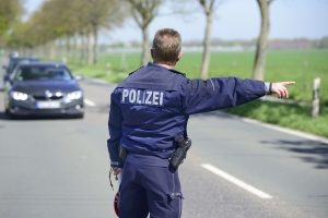 Bei Alkoholkontrollen im Straßenverkehr achten die Polizisten auf verschiedene Indizien.