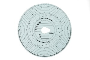 Auf einer Tachoschreibe hält ein analoger Tachograph alle wichtigen Informationen zur Fahrt fest.