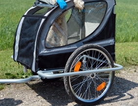 Der Anhänger vom Mofa wird genauso befestigt wie jener beim Fahrrad.