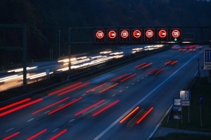 Aus fahrendem Auto geblitzt: Videonachfahrsysteme werden bevorzugt auf der Autobahn eingesetzt.