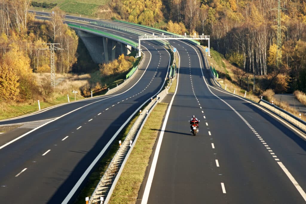 Außerhalb geschlossener Ortschaft: Fahren Sie 24 km/h zu schnell droht kein Fahrverbot.