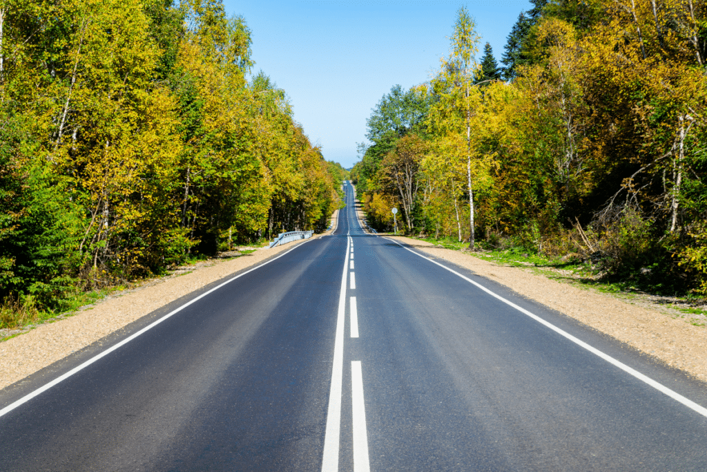 Außerhalb geschlossener Ortschaft: Waren Sie 27 km/h zu schnell, droht das Fahrverbot bei einer Wiederholungstat innerhalb eines Jahres.