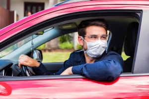 Das Gesicht muss erkennbar bleiben, wenn Sie mit dem Auto fahren und wegen Corona eine Maske tragen.