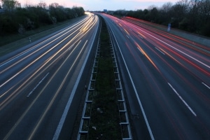 Auch auf der Autobahn können Sie geblitzt werden, wenn Sie gegen das Tempolimit verstoßen.