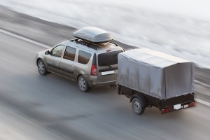 Mit der richtigen Plakette erhöht sich auf der Autobahn die Höchstgeschwindigkeit für Gespanne.