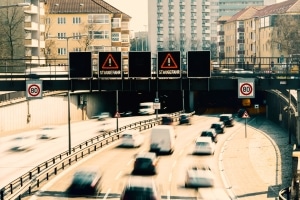 Auch die elektronischen Anzeigen auf der Autobahn sind eine Form von Lichtzeichenanlage.