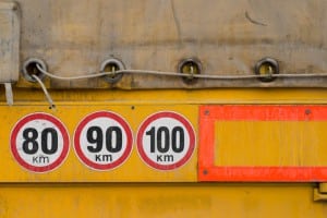 Die Geschwindigkeitsbegrenzung auf der Autobahn ist für Lkw gesondert vorgegeben.