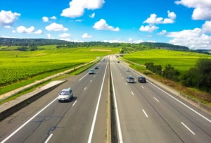 Auch auf der Autobahn gelten beim Spurwechsel bestimmte Regeln.