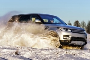 Autofahren bei Schnee: Die richtige Bereifung sorgt für mehr Grip.