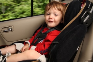 Mehr Sicherheit durch einen speziellen Autositz: Durch den Kindersitz ist der Nachwuchs besser geschützt.