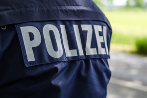 Autotür gegen ein anderes Auto gestoßen? Der Unfallgegner bzw. die Polizei muss danach unbedingt verständigt werden.