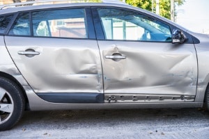 Die Autotür zu öffnen und einen Unfall zu verursachen, ist ärgerlich.