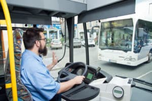 Ein Autoverbandskasten muss in Bussen mit mehr als 22 Sitzplätzen zweimal vorhanden sein.