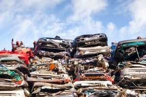 Eine Autoverschrottung darf keine Kosten aufwerfen. Bei den richtigen Händlern bekommt der Halter sogar einen Restwert erstattet.