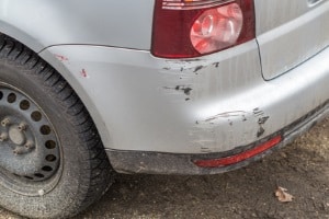 Wird strafrechtlich verfolgt: Wenn bei einem Bagatellschaden Fahrerflucht begangen wurde.