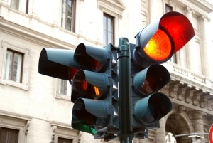 In der Probezeit bei Rot über die Ampel zu fahren, kann doppelt schmerzen.