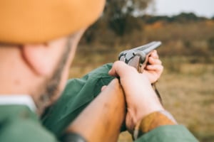 Im BeschG sind Vorgaben zur Zulassung und Prüfung von Waffen definiert.