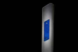 Blaue Reflektoren an Leitpfosten sollen Tiere vom Überqueren der Straße abhalten.