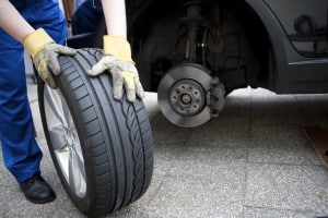 Die Bremsen liegen an der Radaufhängung der Fahrzeugachsen hinter den Reifen.