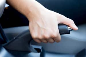 Bremskontrollleuchte: Blinkt sie rot, ist die Handbremse gezogen oder es besteht ein Problem mit der Bremsanlage.