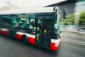 Wird ein Bus geblitzt, in welchen Gäste befördert werden, drohen hohe Bußgelder.