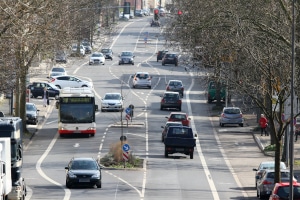 Bus überholen: Was schreibt die StVO vor? 