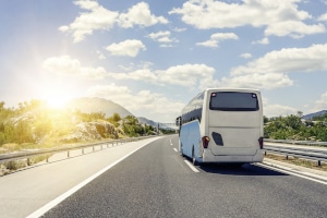 Bus überholen: Im § 20 Absatz 1 Straßenverkehrsordnung (StVO) ist das definiert.