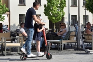 Es ist verboten, auf dem E-Scooter mit dem Kind zu fahren.