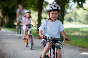 Beim Einfahren ins Grundstück gilt besonders, auf Fahrradfahrer und Fußgänger zu achten.