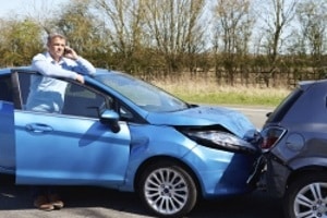 Volle Parkplätze und enge Parklücken führen nicht selten zu einem Rangierunfall.