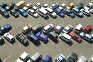 Wo darf man ohne Führerschein das Fahren üben? Auf dem Parkplatz eines Supermarktes ist dies nicht gestattet.