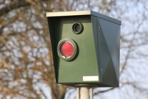 Wurde der Fahrer geblitzt, erhält er oftmals einen Anhörungsbogen. Muss er den Verstoß zugeben?